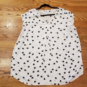 White short sleeve top with heart pattern